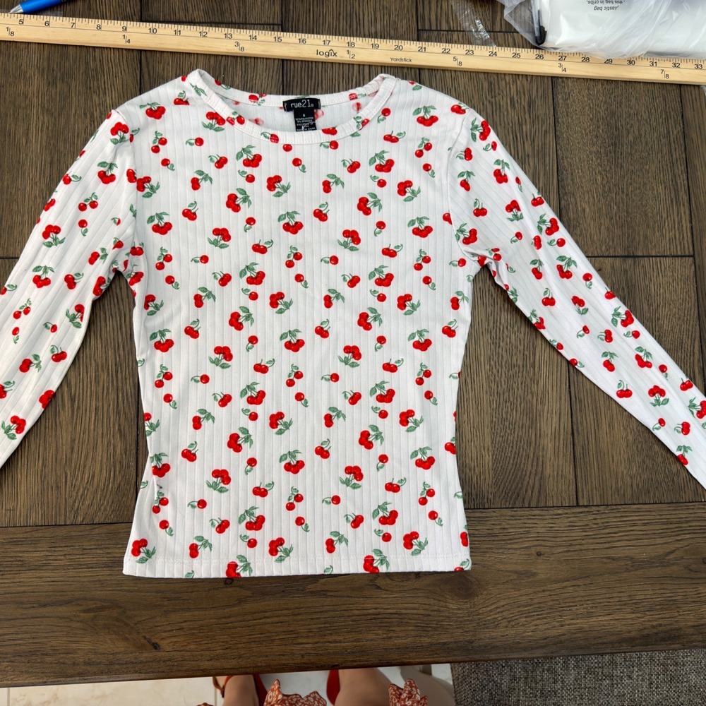rule21 Womens White Red Cherry Print Ribbed Long Sleeve Crew Neck Top Size S
